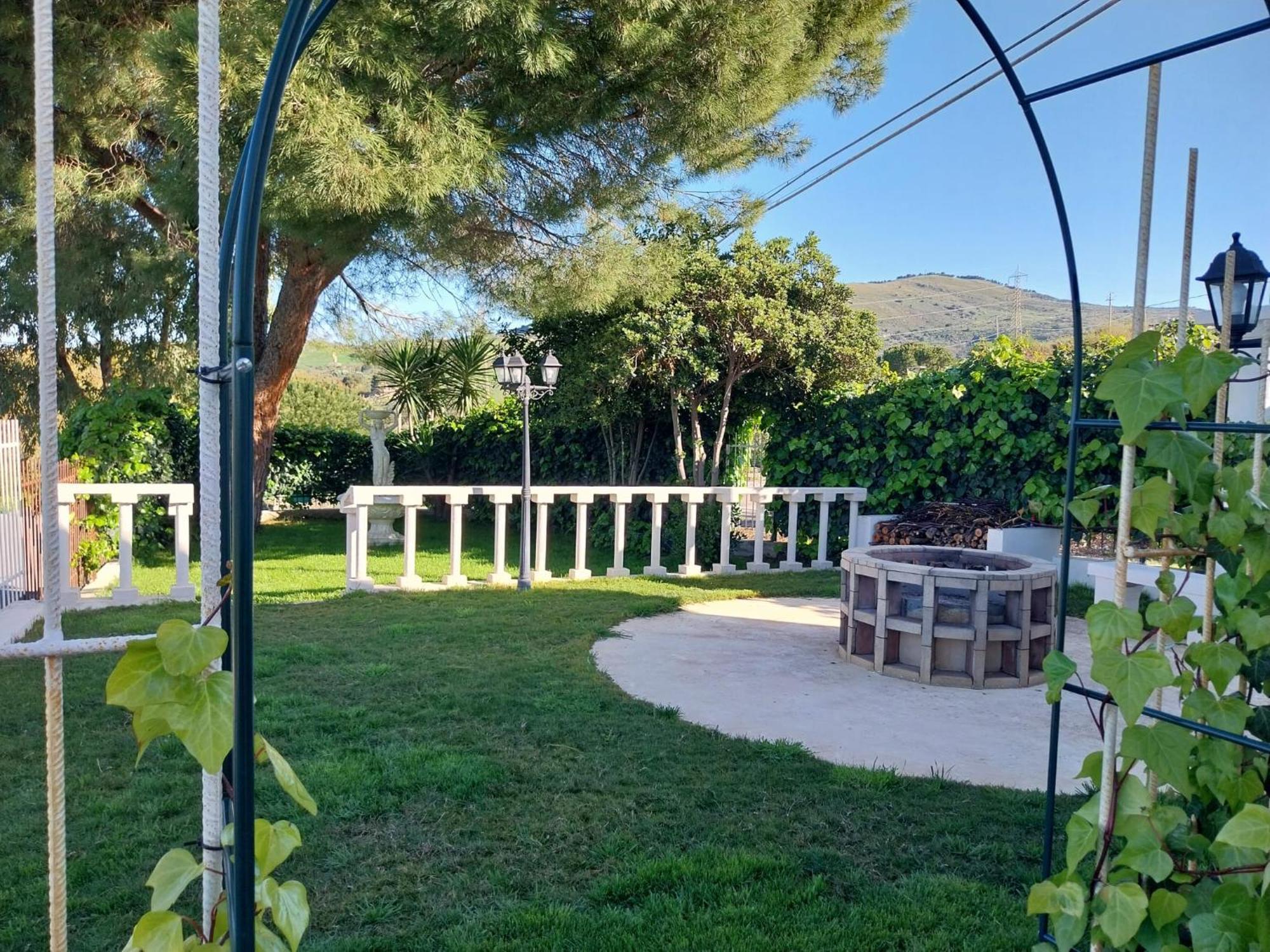 Casa Lachesi Caccamo エクステリア 写真